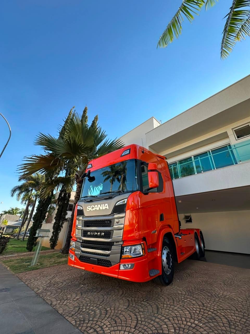 Scania 560 6x4 vermelha da campanha